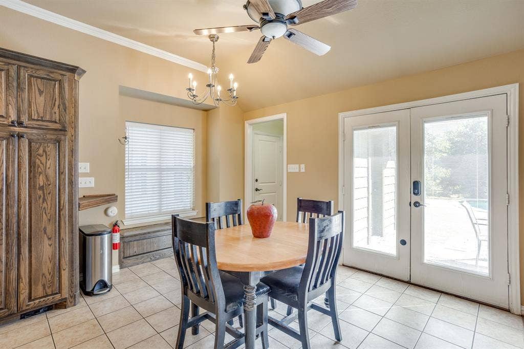 220 Royal Court, Weatherford, TX 76085 Enjoy your pool view