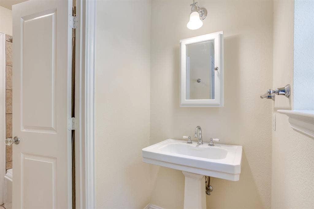 220 Royal Court, Weatherford, TX 76085 Pedastal sink, medicine cabinet and linen closet in the Jill