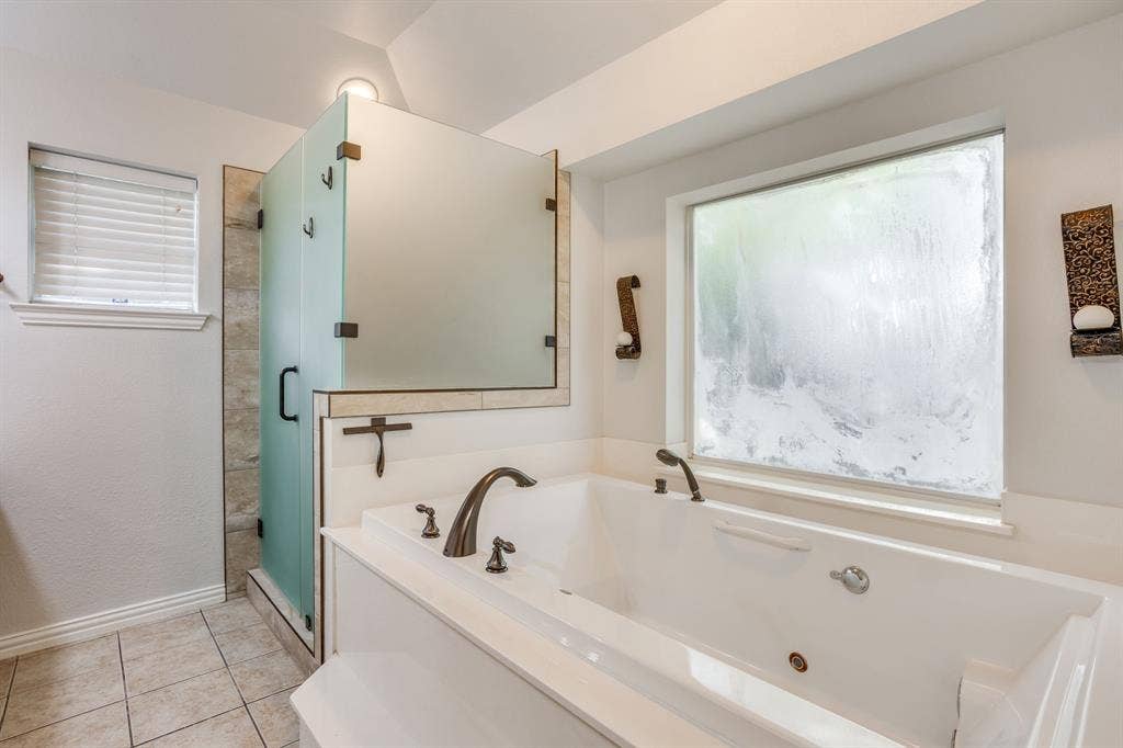 220 Royal Court, Weatherford, TX 76085 Jetted soaker tub