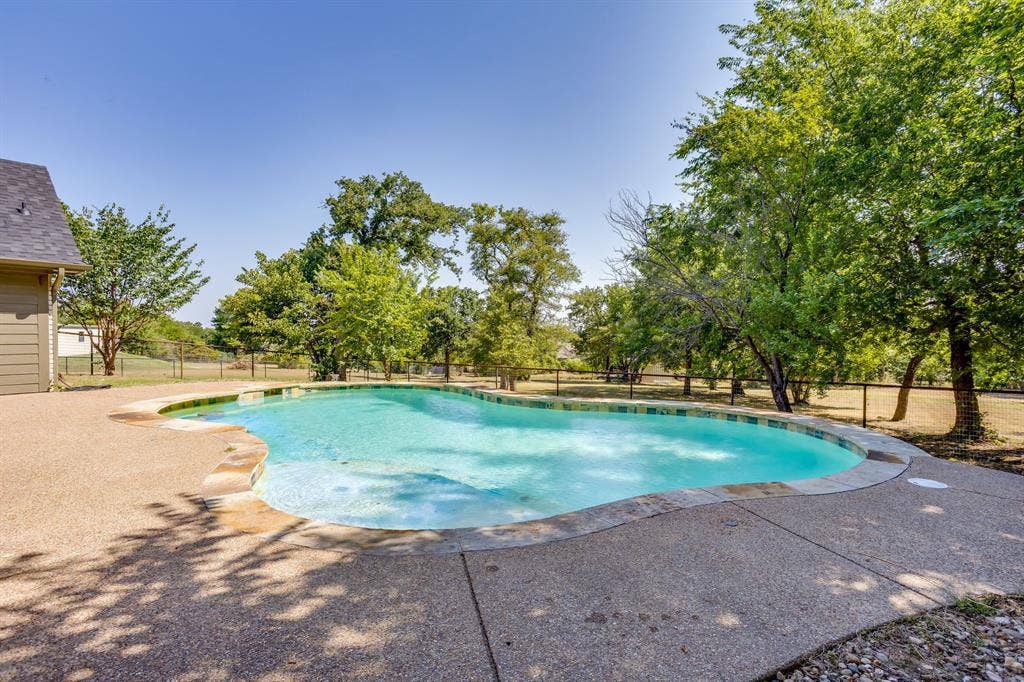 220 Royal Court, Weatherford, TX 76085 In-ground gunite pool w/barstool seating