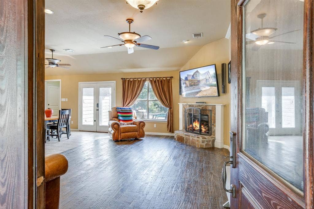 220 Royal Court, Weatherford, TX 76085 Come on in!