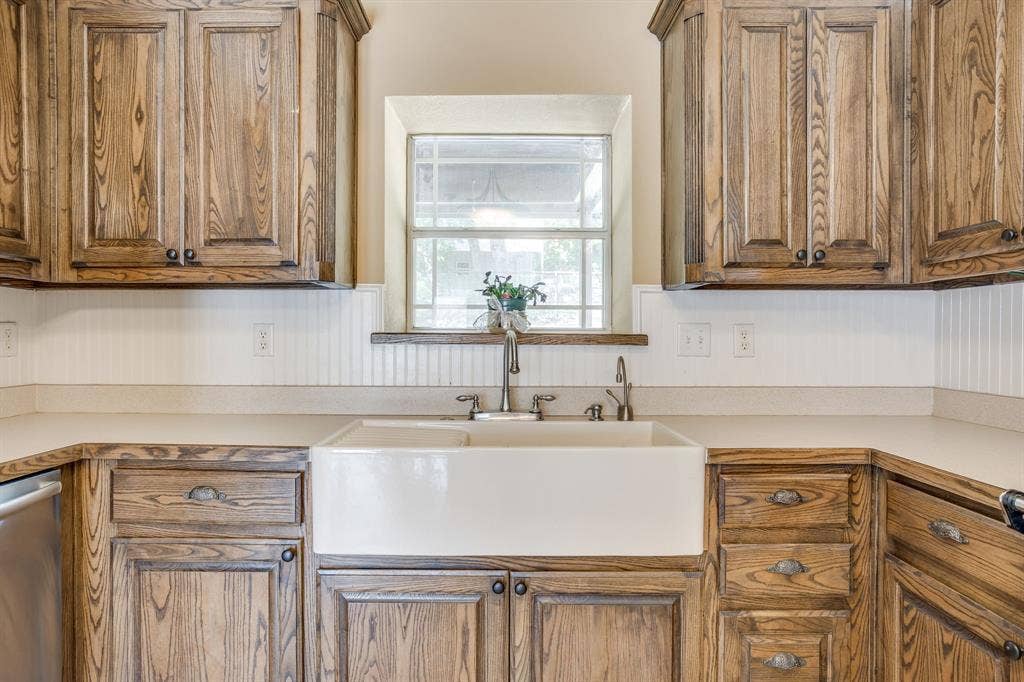 220 Royal Court, Weatherford, TX 76085 Cast iron single bowl kitchen sink with integrated drainboard
