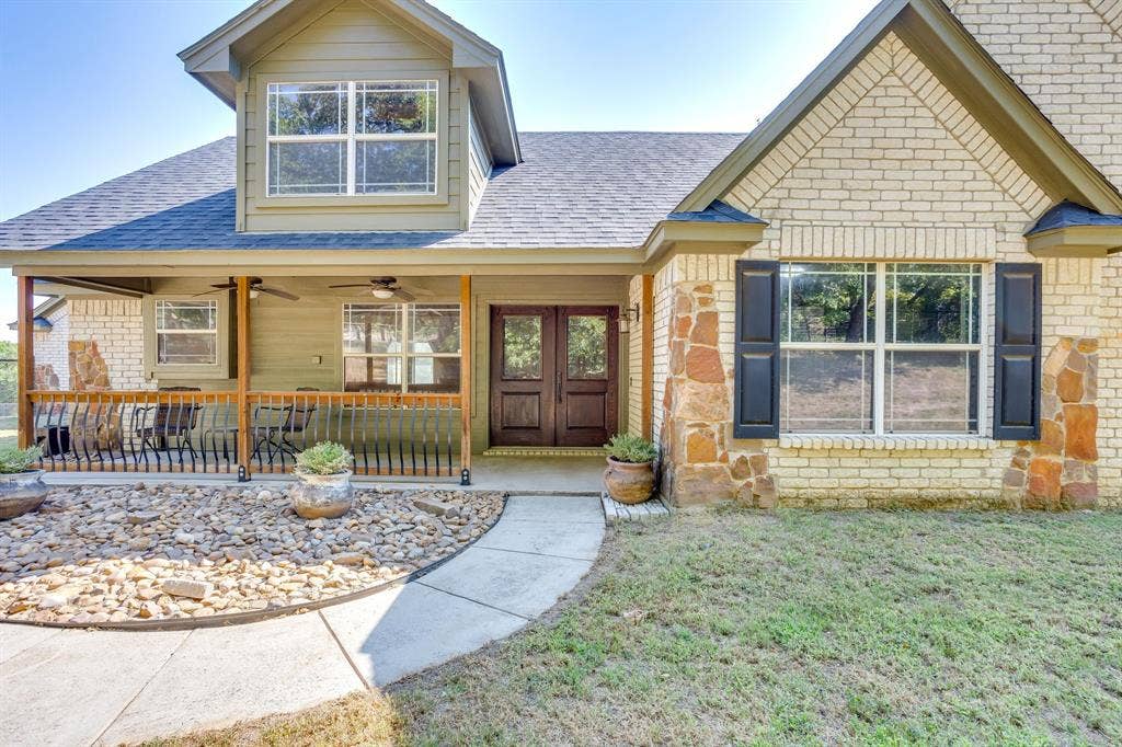 220 Royal Court, Weatherford, TX 76085 Fresh exterior paint and newly stained front door