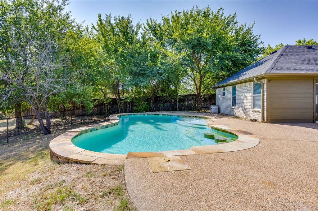 220 Royal Court, Weatherford, TX 76085 In-ground gunite pool with bar stool seating
