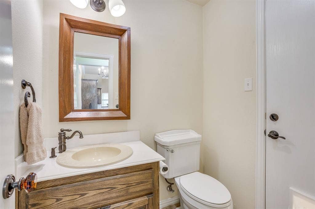 220 Royal Court, Weatherford, TX 76085 Pool bath with direct access to the patio and pool