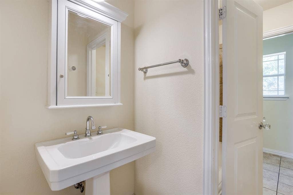 220 Royal Court, Weatherford, TX 76085 Pedastal sink, medicine cabinet and linen closet in the Jack