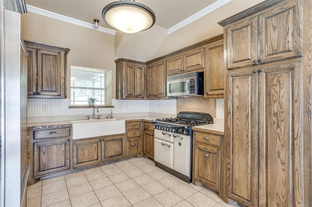 220 Royal Court, Weatherford, TX 76085 Custom wood cabinets
