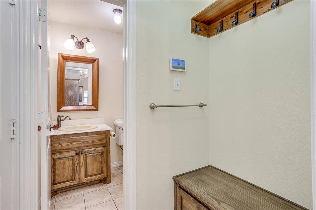 220 Royal Court, Weatherford, TX 76085 Drop zone and pool bath
