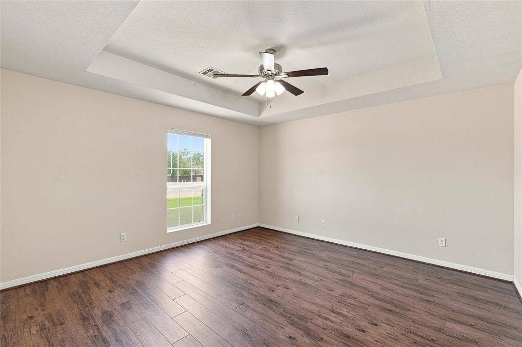 204 Raven Ridge Court, Lacy Lakeview, TX 76705 Recessed ceiling detail with a flush-mount ceiling fan