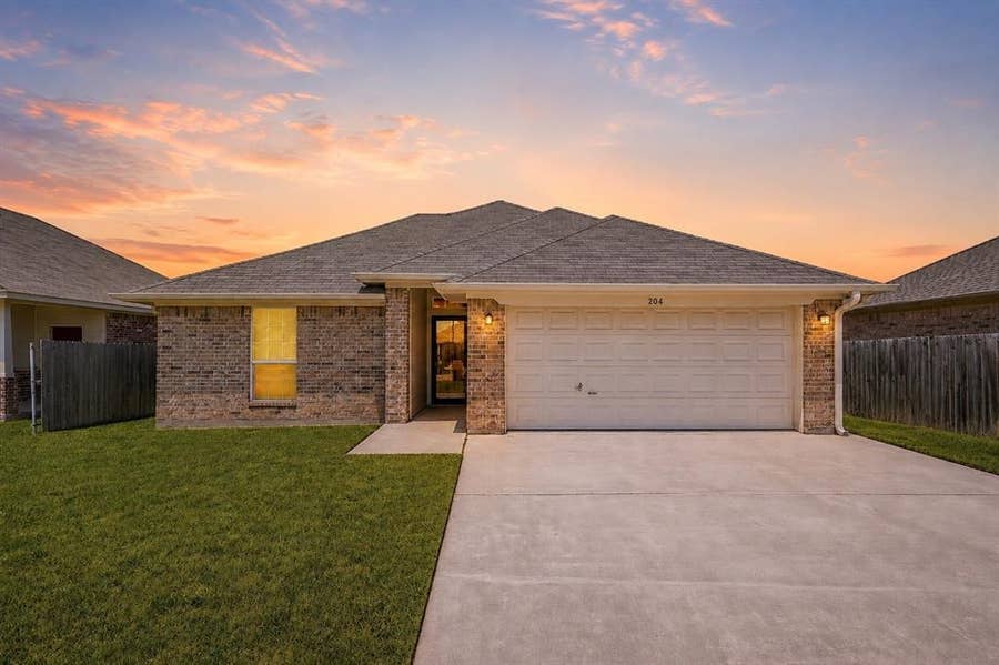 Property photo for 204 Raven Ridge Court, Lacy Lakeview, TX