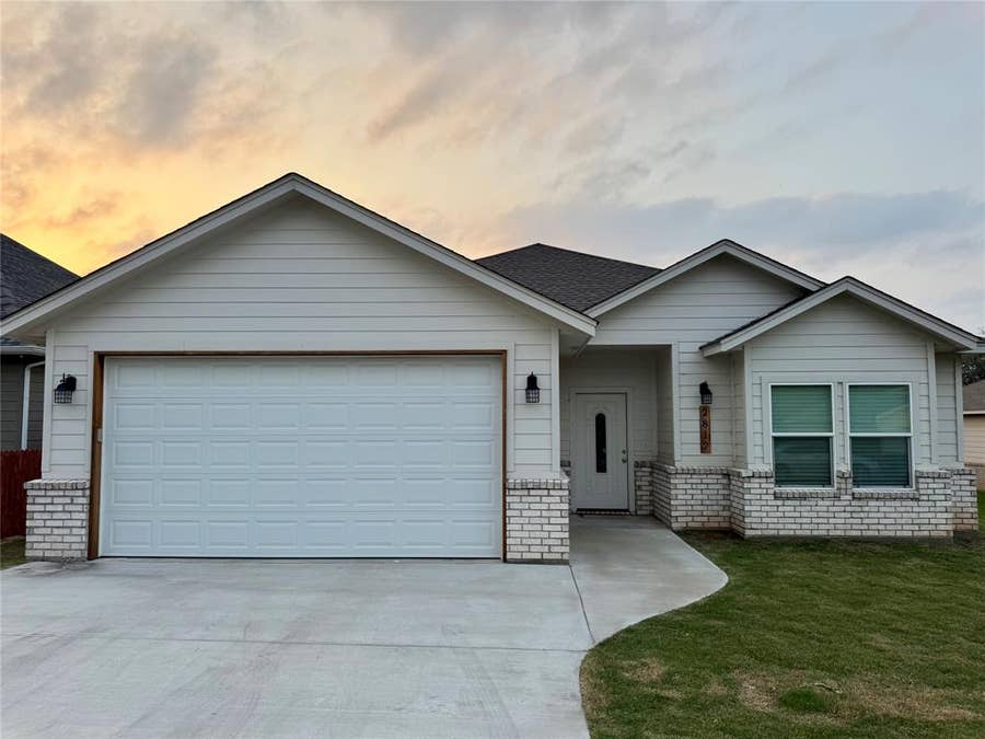 Property photo for 2817 Steepleridge Circle, Granbury, TX