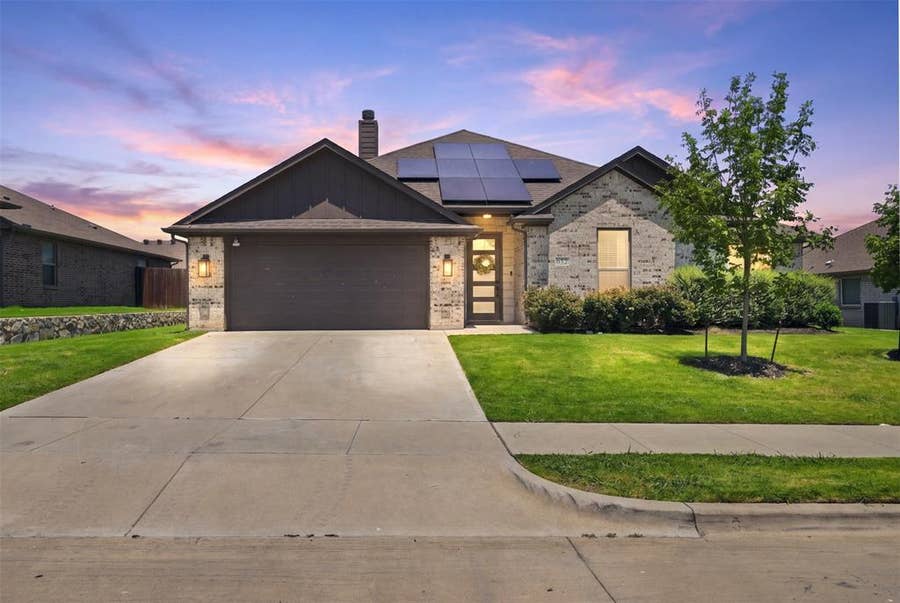 Property photo for 632 Steerman Court, Saginaw, TX