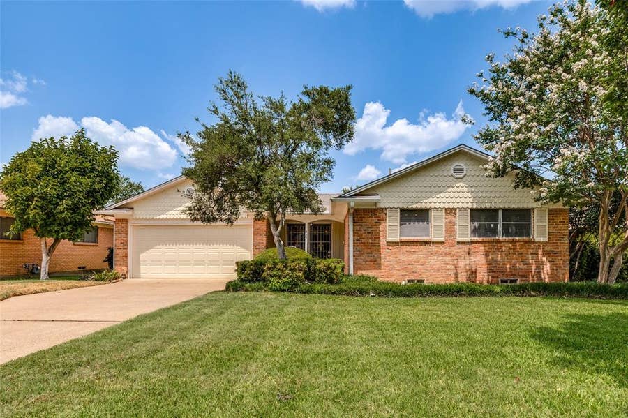 Property photo for 827 Oak Forest Drive, Dallas, TX