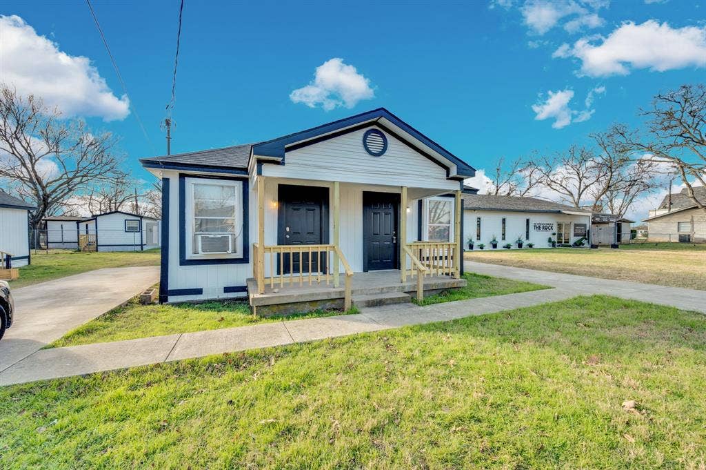 412 E Avenue F, Midlothian, TX 76065 412 E Avenue F, Midlothian, TX 76065