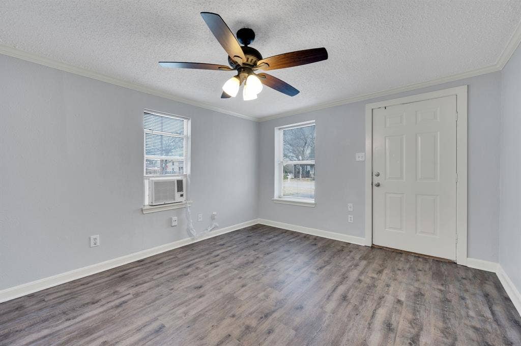 412 E Avenue F, Midlothian, TX 76065 412 E Avenue F, Midlothian, TX 76065