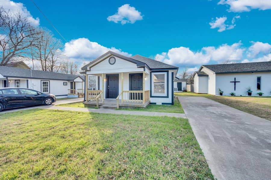 Property photo for 412 E Avenue F, Midlothian, TX