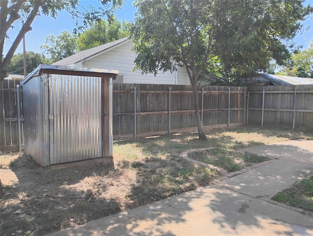 1202 Hilltop Drive, Irving, TX 75060 GREAT SHED!