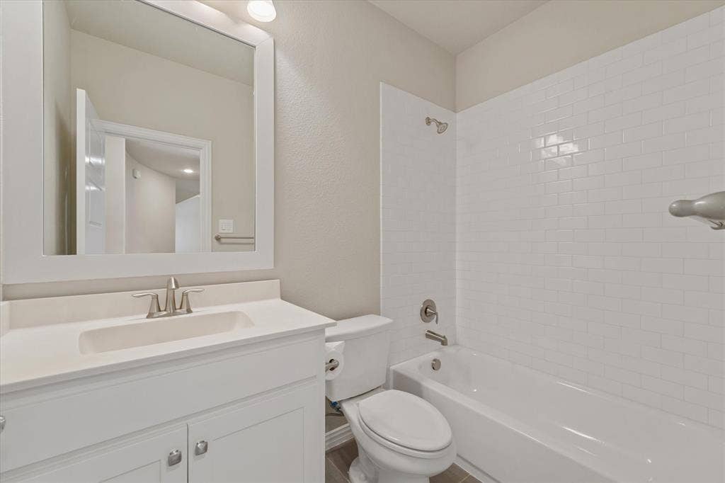 10846 Smoky Oak Trail, Argyle, TX 76226 3rd bath upstairs