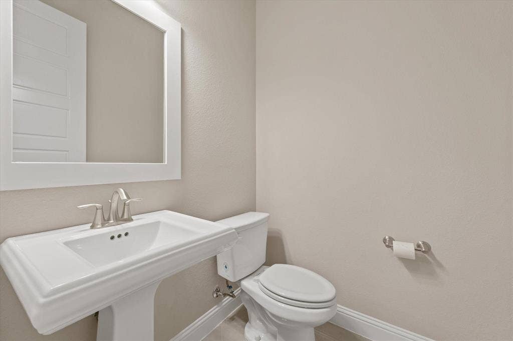 10846 Smoky Oak Trail, Argyle, TX 76226 5th bath downstairs: Half bath