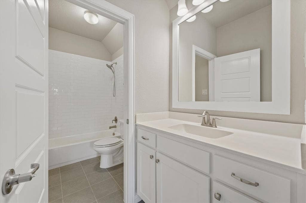 10846 Smoky Oak Trail, Argyle, TX 76226 4th bath upstairs:Jack and Jill bath between two of the upper rooms with this ensuite bath.