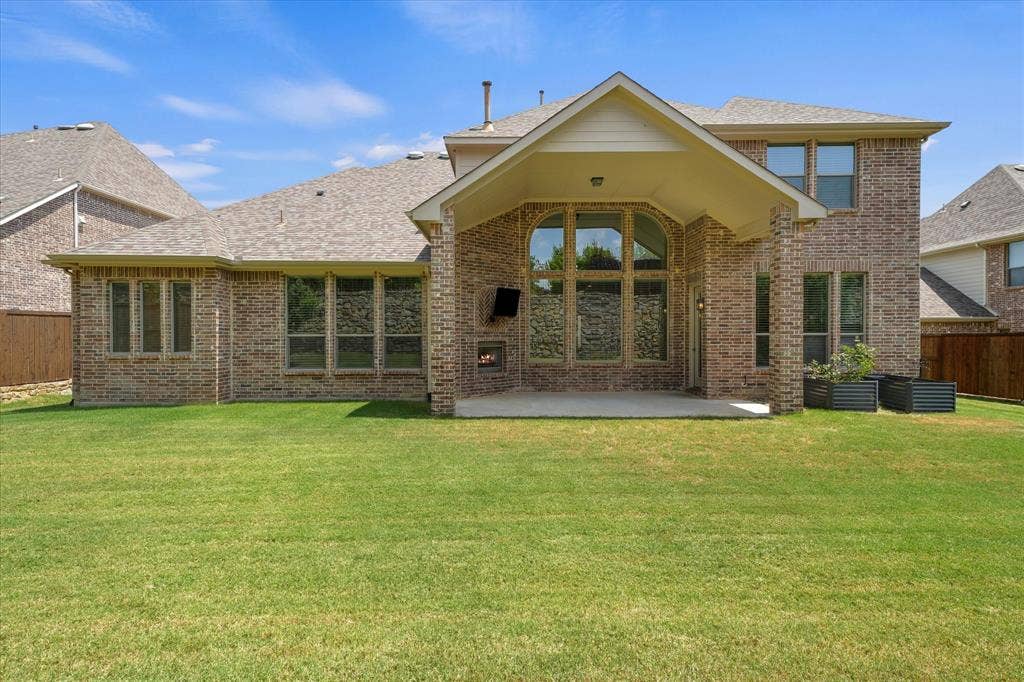 10846 Smoky Oak Trail, Argyle, TX 76226 This yard is huge as the home sits on over a quarter acer lot! There is room here for endless ideas like a great pool and more. The stone wall and stained fence are in great condition. The yard is well maintained. The backyard backs up to a greenbelt for extra quiet and privacy.