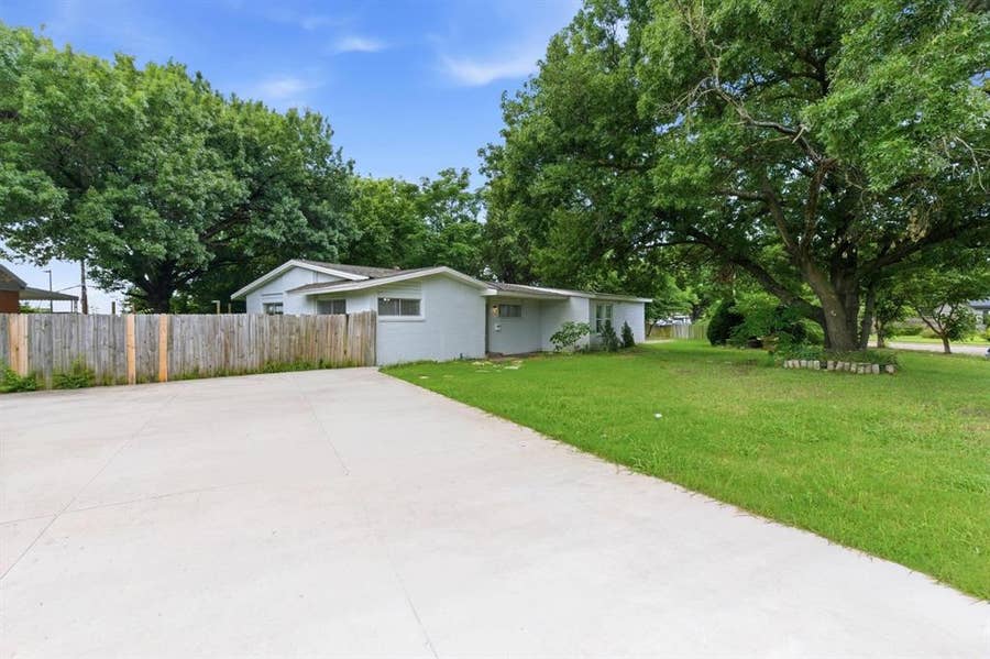 Property photo for 2204 Dunloe Avenue, Dallas, TX