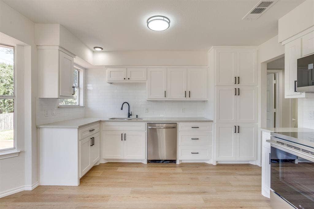4608 Bayonne Court, Arlington, TX 76016 New cabinets, New Granite, New flooring and New Stainless Appliances