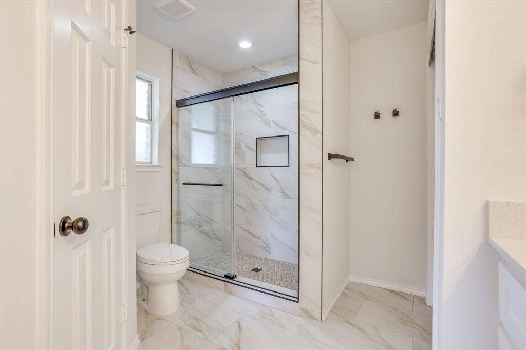 4608 Bayonne Court, Arlington, TX 76016 Gorgeous primary ensuite bathroom!