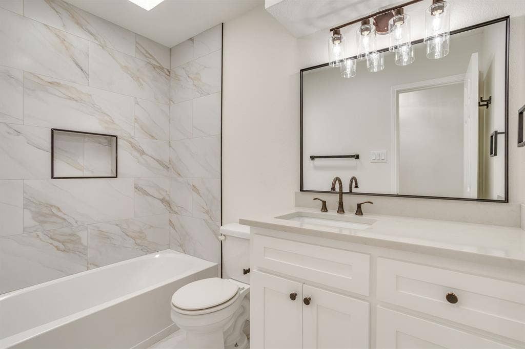 4608 Bayonne Court, Arlington, TX 76016 Upstairs Full Bathroom