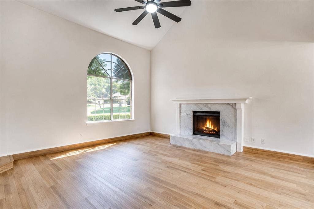 4608 Bayonne Court, Arlington, TX 76016 Spacious living room with high ceilings and fireplace.