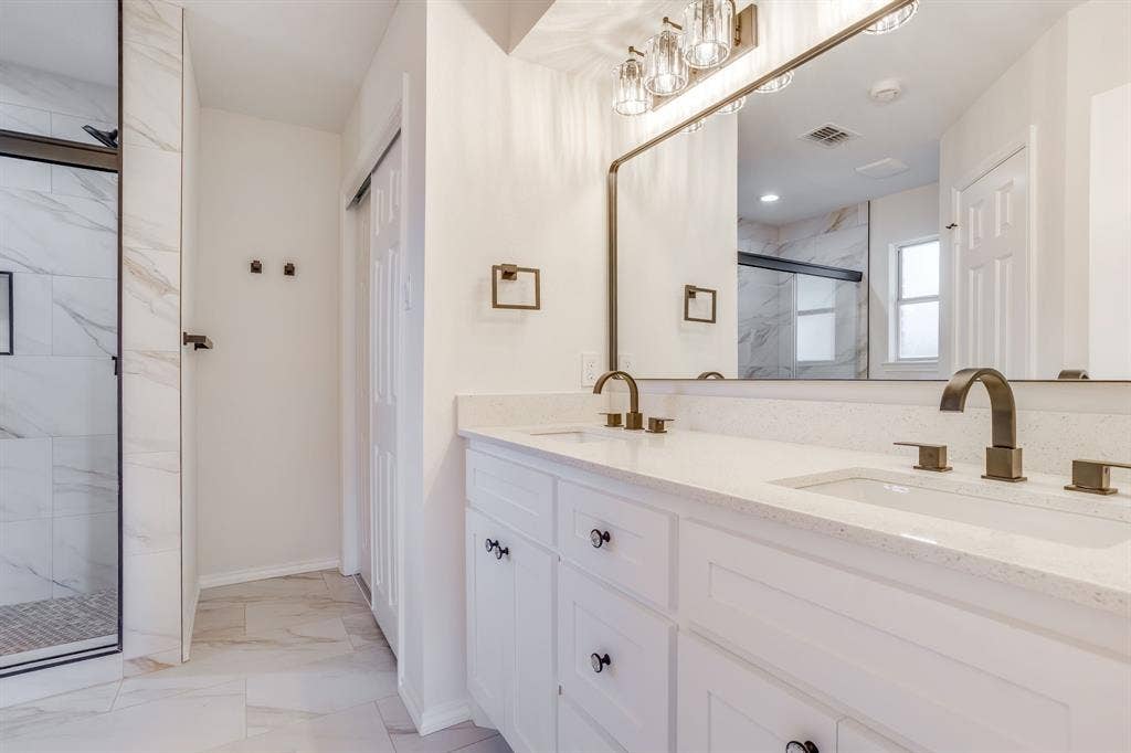 4608 Bayonne Court, Arlington, TX 76016 Gorgeous tile, Dual sinks, new granite and more!