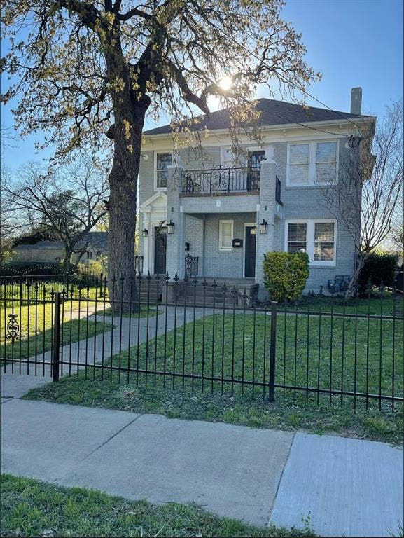 Property photo for 625 N Marsalis Avenue, Dallas, TX
