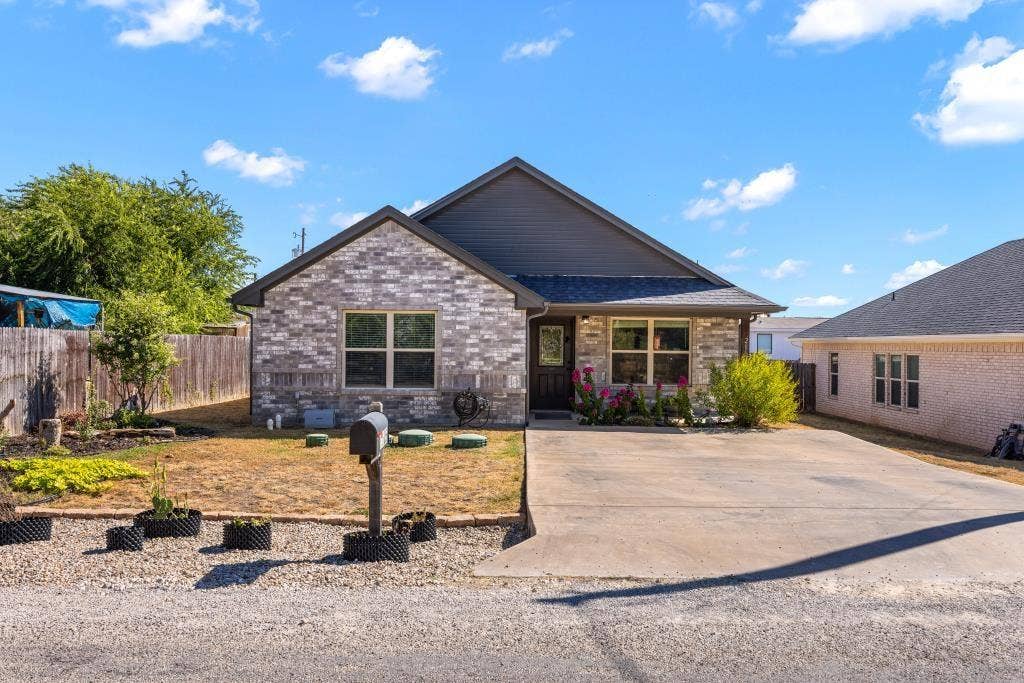 2605 Dove Trail, Granbury, TX 76048 2605 Dove Trail, Granbury, TX 76048
