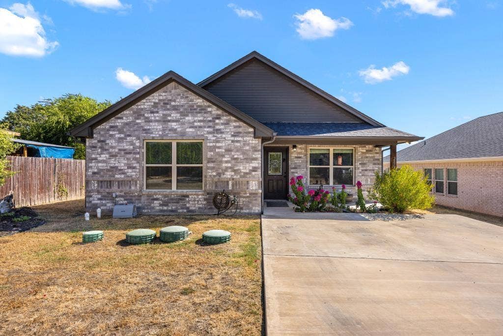 2605 Dove Trail, Granbury, TX 76048 2605 Dove Trail, Granbury, TX 76048