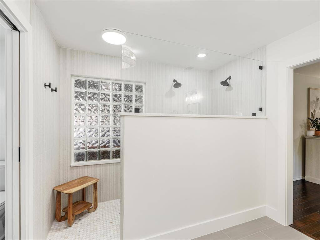 3617 Hackamore Court, Plano, TX 75023 Spacious shower with lots of natural light!