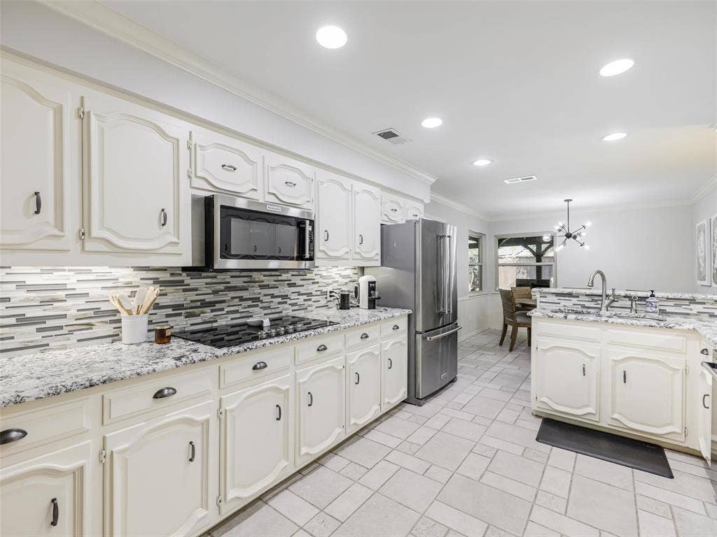 3617 Hackamore Court, Plano, TX 75023 Lots of storage and counter space!