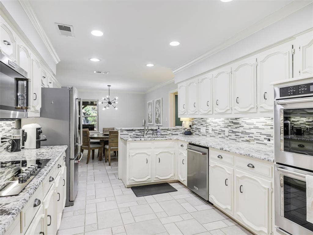 3617 Hackamore Court, Plano, TX 75023 Great space to spread out and have the full gourmet experience.