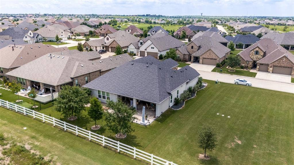 A good view showing HOA maintained lot to the west of home
