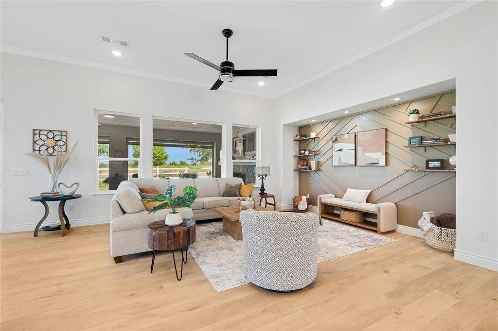 Living Area highlights the view outdoors