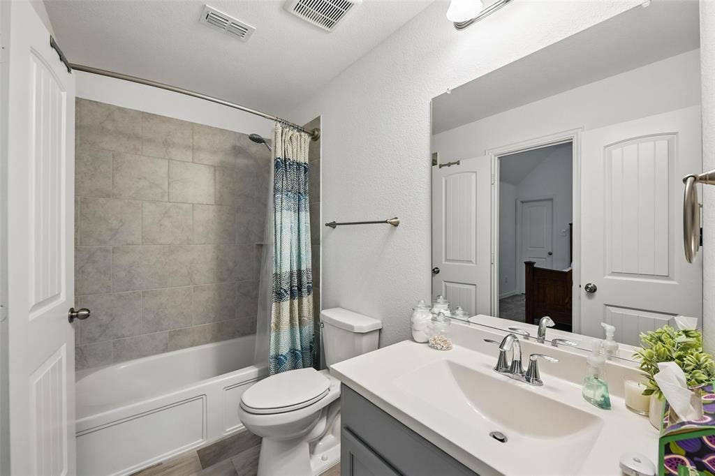 1477 Shooting Star Drive, Haslet, TX 76052 Upstairs bathroom connected to Bedroom No. 2