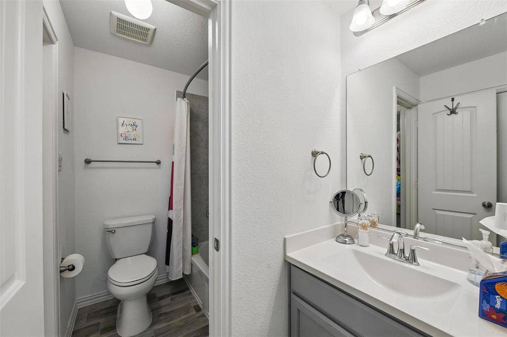 1477 Shooting Star Drive, Haslet, TX 76052 Jack and Jill bathroom for bedrooms 3 and 4