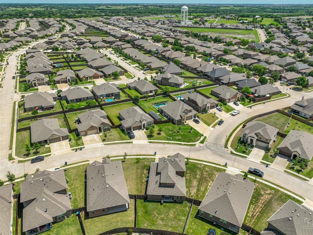 3106 Maverick Drive, Heath, TX 75126 Expansive master-planned community featuring meticulously landscaped residential lots with mature trees, manicured green spaces, and tree-lined streets
