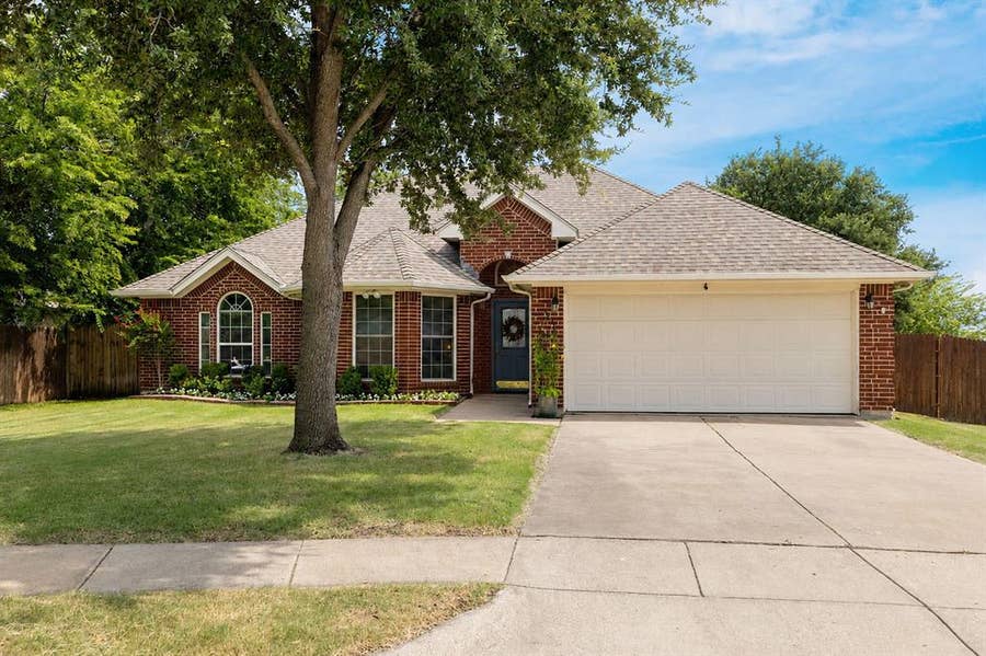 Property photo for 301 Carriage Lane, Saginaw, TX