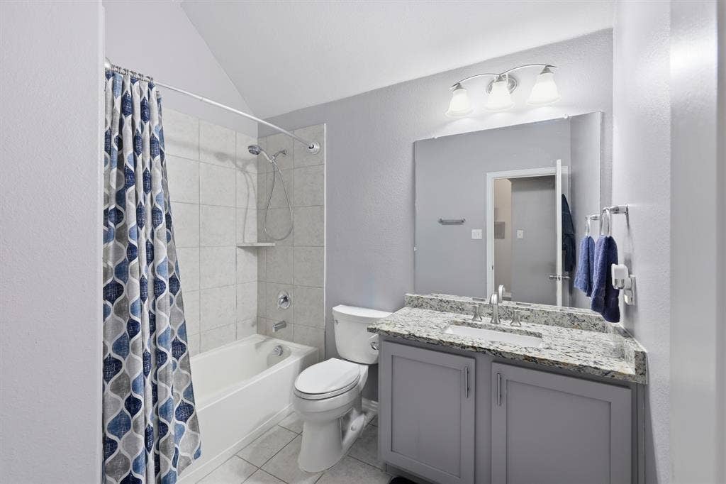 1556 Seminole Drive, Forney, TX 75126 Secondary bathroom located in between additional bedrooms