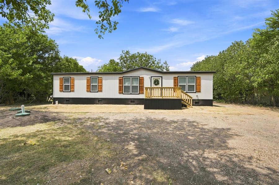 Property photo for 205 Lazy Lane, Red Oak, TX