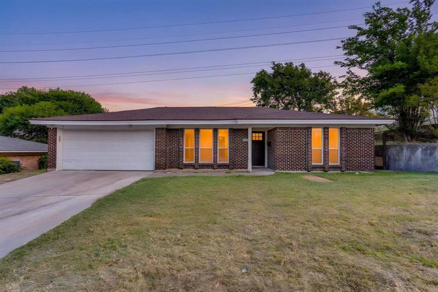 Property photo for 332 W Hallmark Drive, Fort Worth, TX