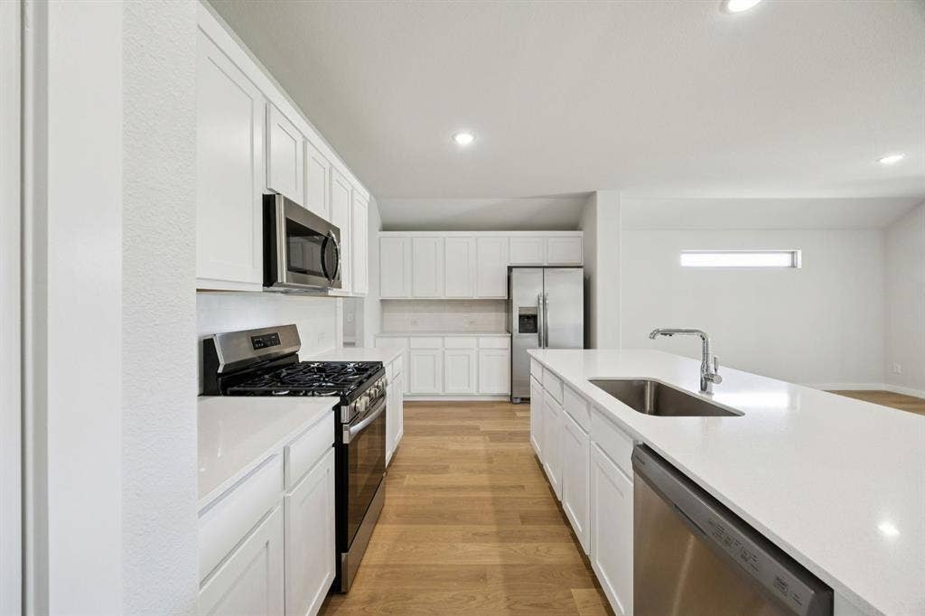 237 Bright Alcove Court, Lavon, TX 75166 Kitchen in the Heisman home plan by Trophy Signature Homes – REPRESENTATIVE PHOTO