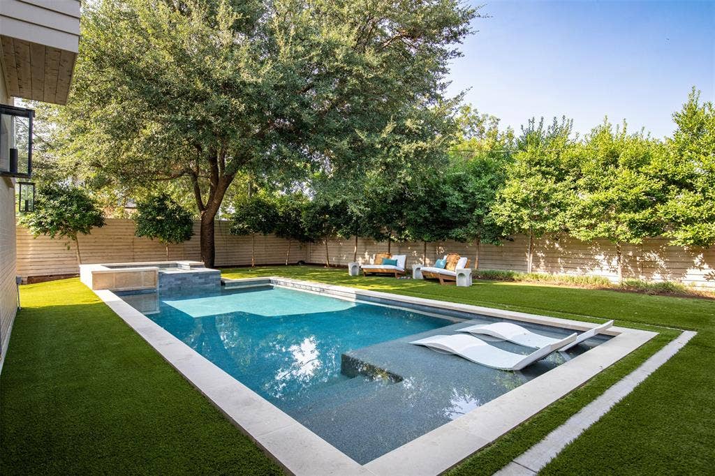 6979 Bob O Link Drive, Dallas, TX 75214 Rectangular swimming pool with integrated spa and sun shelf