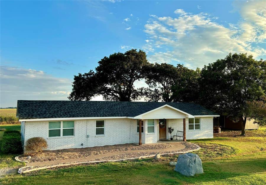 Property photo for 325 Grassy Way, Elm Mott, TX