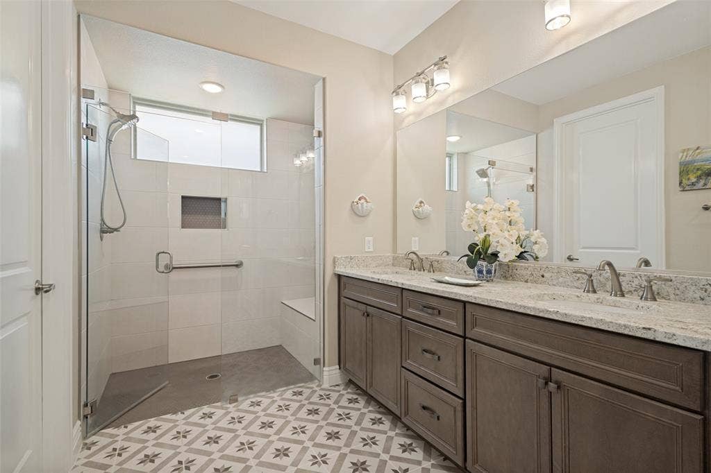 A CURBLESS SHOWER ENTRY IS SO CONVENIENT. AN UPGRADED FRAMELESS GLASS SHOWER ENCLOSURE, PRODUCT NICHE AND BENCH MAKE THIS THE PERFECT SPA EXPERIENCE.